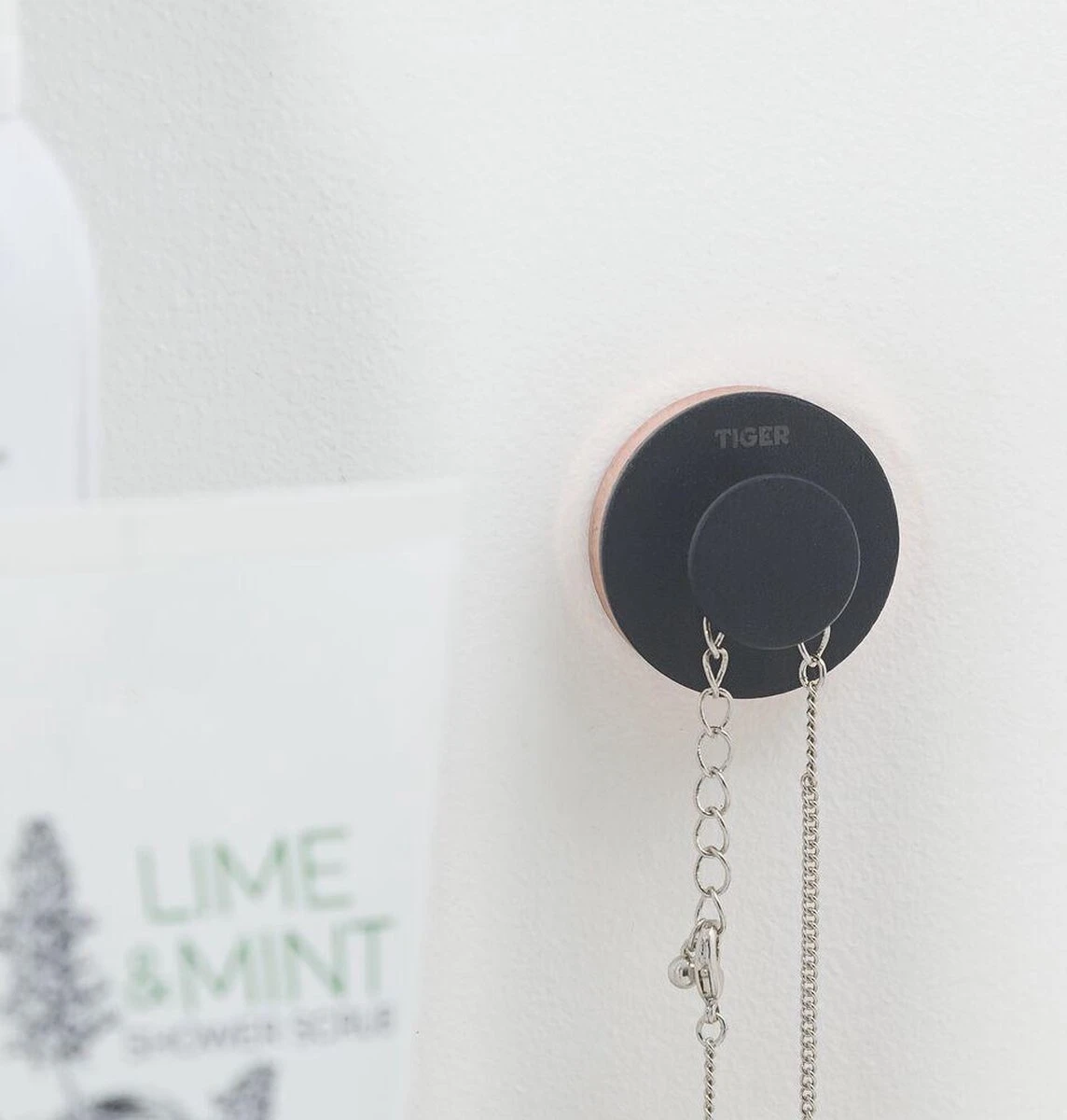 Tiger Urban Toiletaccessoireset - Toiletborstel Met Houder - Toiletrolhouder Met Klep - Handdoekhaak - Zwart 3 Tiger Urban Toiletaccessoireset - Toiletborstel Met Houder - Toiletrolhouder Met Klep - Handdoekhaak - Zwart - Afbeelding 3