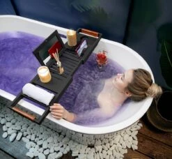 RelaxTub® Badplank - Badplank Voor In Bad - Badrek - Verstelbaar - Anti Slip - Badplank Zwart - Badplank Hout - Badrekje Inclusief Boekenhouder, Tablethouder & Spiegel -Badkamerproducten 1200x1106 1