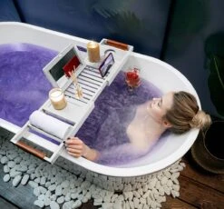 RelaxTub® Badplank - Badplank Voor In Bad - Badrek - Verstelbaar - Anti Slip - Badplank Wit - Badplank Hout - Badrekje Inclusief Boekenhouder, Tablethouder & Spiegel -Badkamerproducten 1200x1117 4