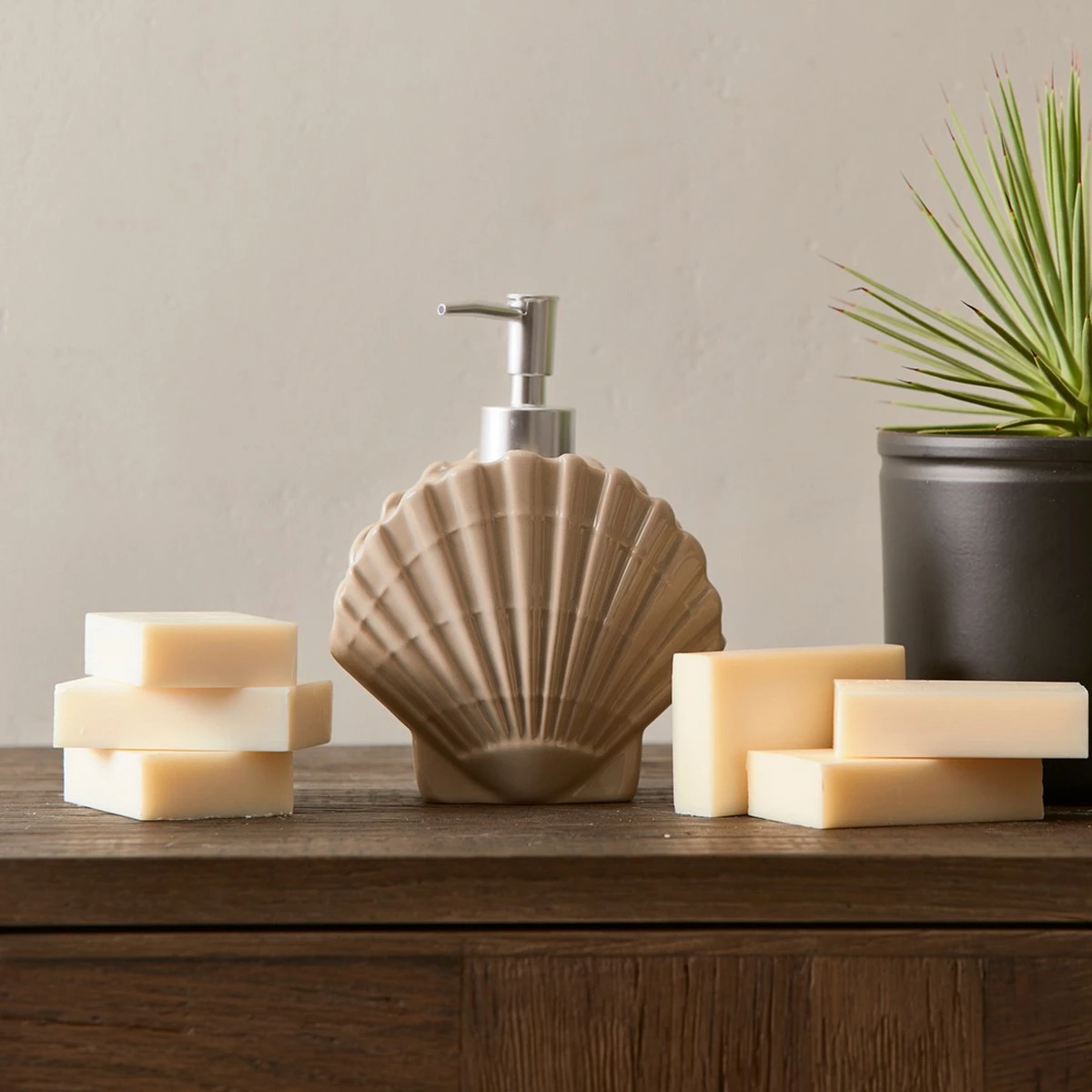 Riviera Maison Zeeppompje, Zeepdispenser Schelp - RM Beach Shell Soap Dispenser - Wit - Keramiek - 450 ML 2 Riviera Maison Zeeppompje, Zeepdispenser Schelp - RM Beach Shell Soap Dispenser - Wit - Keramiek - 450 ML - Afbeelding 2