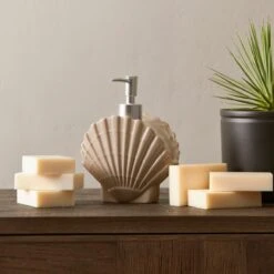 Riviera Maison Zeeppompje, Zeepdispenser Schelp - RM Beach Shell Soap Dispenser - Wit - Keramiek - 450 ML 5 Riviera Maison Zeeppompje, Zeepdispenser Schelp - RM Beach Shell Soap Dispenser - Wit - Keramiek - 450 ML -Badkamerproducten 1200x1200 1076