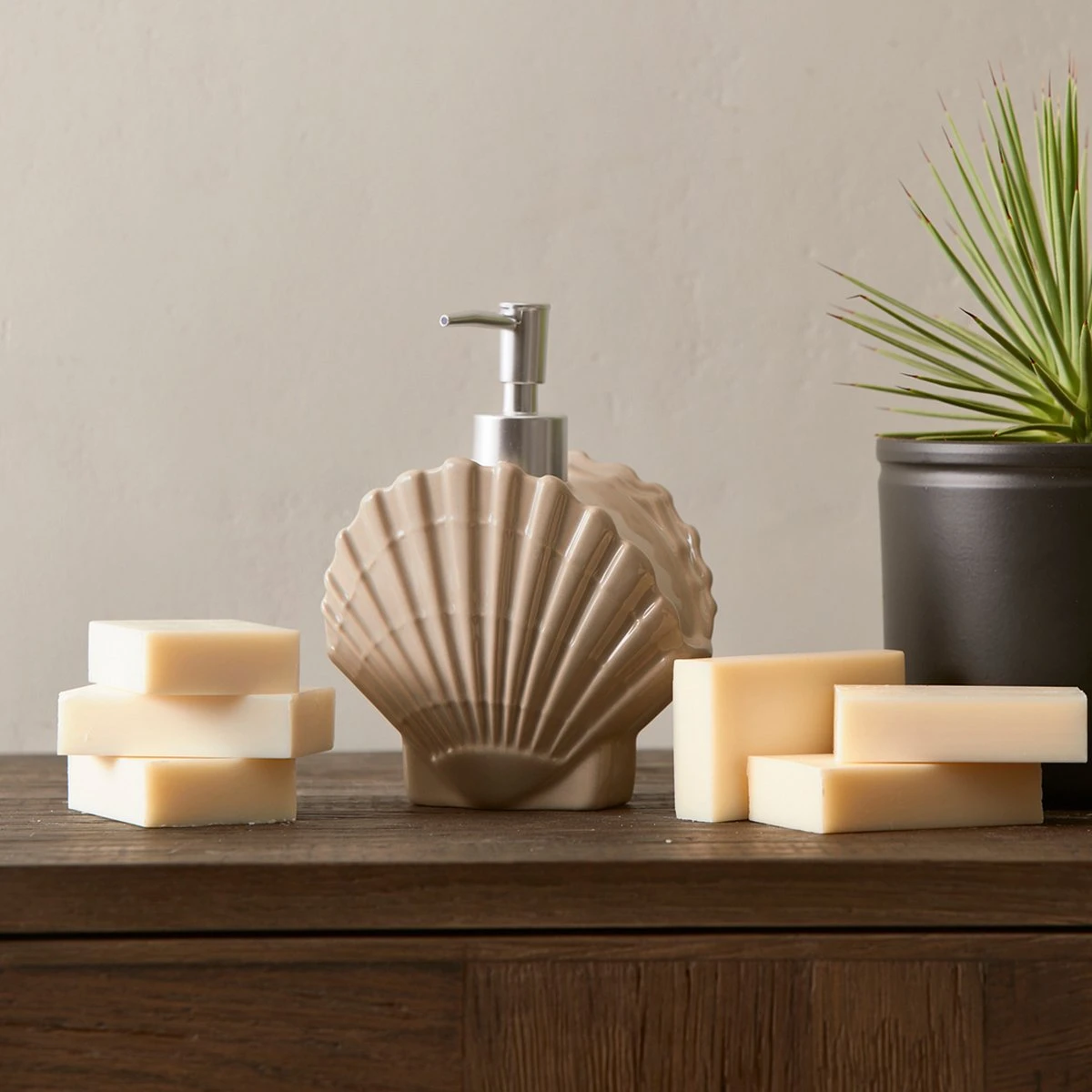 Riviera Maison Zeeppompje, Zeepdispenser Schelp - RM Beach Shell Soap Dispenser - Wit - Keramiek - 450 ML 3 Riviera Maison Zeeppompje, Zeepdispenser Schelp - RM Beach Shell Soap Dispenser - Wit - Keramiek - 450 ML - Afbeelding 3