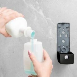 Vog&Arths - Zeepdispenser Wandmontage - Hangend Zeeppompje Muur - Zwart - Mechanische Zeep Pomp - 350ML - Zonder Batterijen! 11 Vog&Arths - Zeepdispenser Wandmontage - Hangend Zeeppompje Muur - Zwart - Mechanische Zeep Pomp - 350ML - Zonder Batterijen! -Badkamerproducten 1200x1200 121