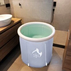 Zitbad Voor Volwassenen - Bath Bucket - Ijsbad - Ice Bath - Inklapbaar Bad - Wim Hof Methode - Opblaasbaarbad - Inclusief Voetpomp - Inclusief Ingebouwd Zitkussen - Grijs 17 Zitbad Voor Volwassenen - Bath Bucket - Ijsbad - Ice Bath - Inklapbaar Bad - Wim Hof Methode - Opblaasbaarbad - Inclusief Voetpomp - Inclusief Ingebouwd Zitkussen - Grijs -Badkamerproducten 1200x1200 1583