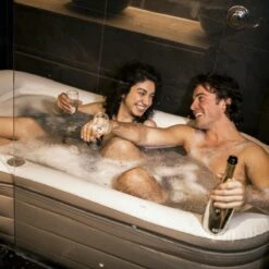 Tubble® Royale Air Bath - 255L - Ambient Taupe - Opblaasbaar Ligbad – Voor Volwassenen -Badkamerproducten 1200x1200 1631