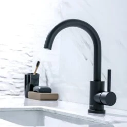 LOMAZOO Wastafelkraan Zwart Hoog Juno - Zwarte Wastafelkraan - Badkamerkraan Zwart - Zwarte Badkamerkraan -Badkamerproducten 1200x1200 1869