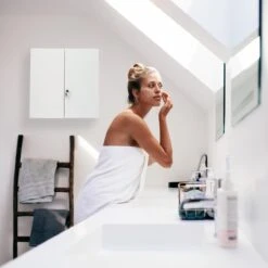 Relaxdays Medicijnkastje Afsluitbaar - Medicatiekastje - Badkamerkast Medicijnen - Wit -Badkamerproducten 1200x1200 2292