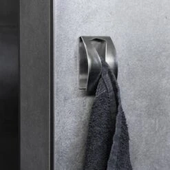 QUVIO Handdoek Houder RVS - Handdoek Of Theedoek Klem Met Plakstrip Voor In Keuken, Badkamer, Toilet Of Bijkeuken - Strak Design En Geen Schroeven Nodig - Staal - Klem - Theedoek -Badkamerproducten 1200x1200 300