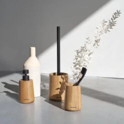 Sealskin Earth - Toiletborstel Met Houder Vrijstaand - Eiken 13 Sealskin Earth - Toiletborstel Met Houder Vrijstaand - Eiken -Badkamerproducten 1200x1200 617