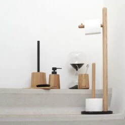 Sealskin Earth - Toiletborstel Met Houder Vrijstaand - Eiken 14 Sealskin Earth - Toiletborstel Met Houder Vrijstaand - Eiken -Badkamerproducten 1200x1200 618