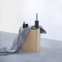 Sealskin Brave Tandenborstelbeker Vrijstaand - Zwart 18 Sealskin Brave Tandenborstelbeker Vrijstaand - Zwart -Badkamerproducten 1200x1200 883