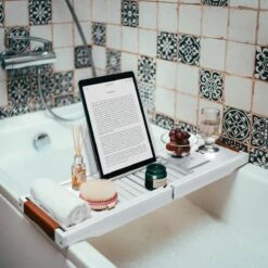 RelaxTub® Badplank - Badplank Voor In Bad - Badrek - Verstelbaar - Anti Slip - Badplank Wit - Badplank Hout - Badrekje Inclusief Boekenhouder, Tablethouder & Spiegel -Badkamerproducten 1200x1200 938