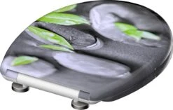 SCHÜTTE WC-Bril 82374 STONE - Duroplast - Soft Close - Afklikbaar - RVS-Scharnieren - Decor - 3-zijdige Print -Badkamerproducten 1200x761 4