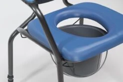 Toiletstoel Blauw Met Comfortabele Zitting En Emmer Met Deksel - Postoel 11 Toiletstoel Blauw Met Comfortabele Zitting En Emmer Met Deksel - Postoel -Badkamerproducten 1200x801 11