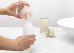 Brabantia ReNew Zeepdispenser - 250 Ml - Soft Beige -Badkamerproducten 1200x854 2