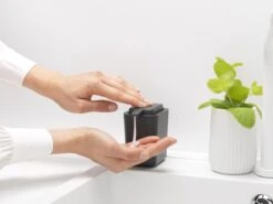 Brabantia Sink Side Zeepdispenser - 250 Ml - Dark Grey 10 Brabantia Sink Side Zeepdispenser - 250 Ml - Dark Grey -Badkamerproducten 1200x899 2