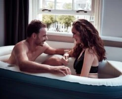 Tubble® Royale Opblaasbaar Ligbad - Blue Lagoon – Opvouwbaar Bad Voor Volwassenen Tot 188cm - IJsbad Wim Hof Methode - Zitbad - 255L -Badkamerproducten 1200x972 1