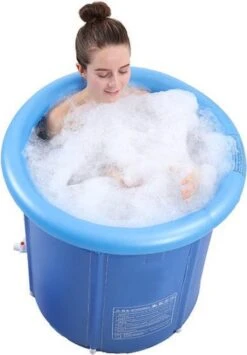 OpblaasbaarDirect | Opblaasbaar Bad - 1 Persoons Balkonbad - IJsbad / Tub Met Afvoerslang En Opblaasbare Rand - Met Comfortable Zitting - 75x80cm - Ijschallenge 9 OpblaasbaarDirect | Opblaasbaar Bad - 1 Persoons Balkonbad - IJsbad / Tub Met Afvoerslang En Opblaasbare Rand - Met Comfortable Zitting - 75x80cm - Ijschallenge -Badkamerproducten 835x1200 5