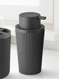 Badkamer Set - 5 Accessoires - Tandenborstelhouder - Zeepdispenser - WC Borstel - Zeepbakje - ZWART - Kayslus -Badkamerproducten 897x1200 1