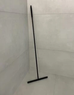 Vloerwisser - RVS - Vloertrekker Met Steel - Badkamer - Douchewisser Zwart - Douchetrekker -Badkamerproducten 938x1200