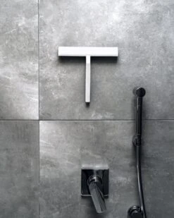 Douchewisser Wit Met Magneetstrip - Badkamer Accessoires - Raamwisser - Trekker Douche - Silicone - 21cm X 20cm -Badkamerproducten 960x1200 1