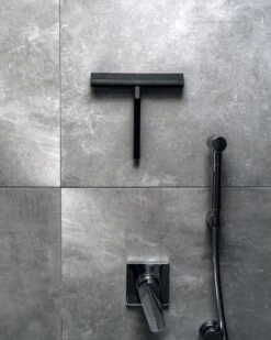 Douchewisser Zwart Met Magneetstrip - Badkamer Accessoires - Raamwisser - Trekker Douche - Silicone - 21cm X 20cm -Badkamerproducten 960x1200 4